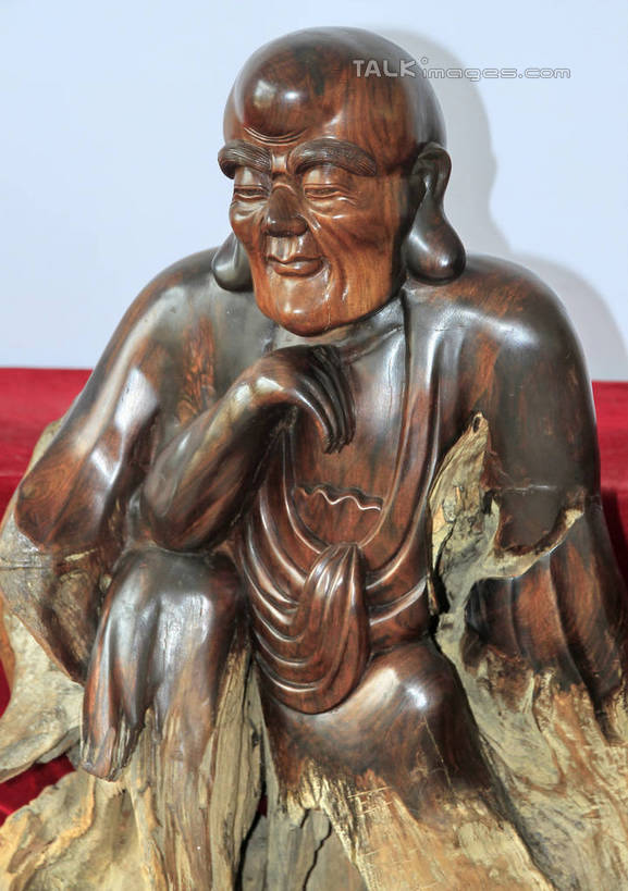 东方人,一个人,无人,和尚,坐,笑,微笑,竖图,室内,白天,正面,静物,雕塑,亚洲,仅一个男性,仅一个人,仅一个中年男性,撑,阴影,节日,艺术,装饰,光线,光泽,木制,雕刻,雕像,佛像,影子,墙,棕色,织物,光芒,托腮,黄种人,文化,墙壁,墙面,红色,白色,阳光,木制品,工艺品,祈祷,托,健康,思考,展示,许愿,宗教,根雕,佛教,信仰,纪念,展览,支撑,祈求,美术,托下巴,主题,陈列,罗汉,功能,美学,思虑,释教,阿罗汉,沉思罗汉,罗怙罗,罗怙罗尊者,十八罗汉,绒布,平安,男人,男性,中年男性,亚洲人,比丘,高僧,僧,僧侣,僧人,沙弥,修行僧,坐着,半身,彩图,rzwdb1