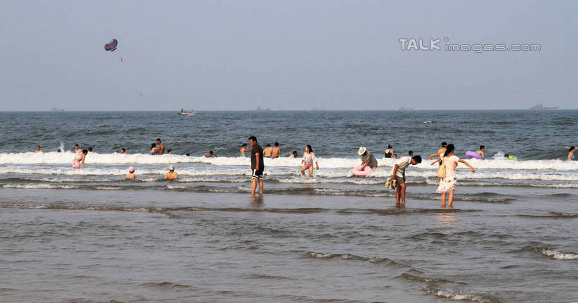 东方人,站,坐,横图,室外,白天,正面,度假,海浪,海洋,美景,城市风光,城市,中国,亚洲,阴影,光线,影子,景观,浪花,许多人,黄种人,娱乐,山东,蓝色,蓝天,天空,阳光,海水,风筝,天,站着,一群人,享受,休闲,游玩,景色,放松,放风筝,晴朗,浴场,纸鸢,海滨,海景,东亚,放鹞子,鹞,鹞子,鸢,木鸢,山东省,日照,万里无云,中华人民共和国,华东地区,鲁,日照市,顽耍,海滨浴场,男人,男性,年轻男性,年轻女性,女人,女性,亚洲人,大海,风浪,海,海水的波动,近岸浪,涌浪,晴空,晴空万里,玩耍,站立,坐着,半身,彩图,rzwdb1