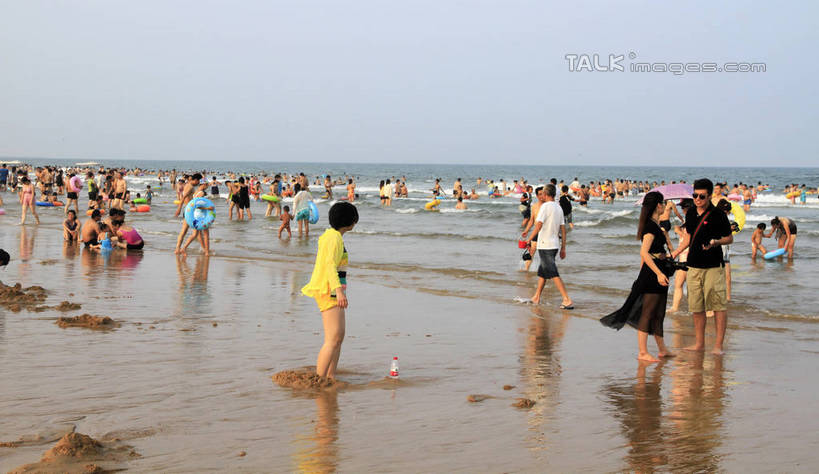 东方人,站,坐,横图,室外,白天,正面,度假,海浪,海洋,美景,沙滩,城市风光,城市,中国,亚洲,阴影,光线,沙子,影子,海岸,景观,浪花,沙地,许多人,黄种人,娱乐,山东,蓝色,蓝天,天空,阳光,海水,天,站着,一群人,享受,休闲,游玩,景色,放松,晴朗,浴场,海滨,海景,东亚,山东省,日照,万里无云,中华人民共和国,华东地区,鲁,日照市,顽耍,海滨浴场,男人,男性,年轻男性,年轻女性,女人,女性,亚洲人,大海,风浪,海,海水的波动,海滩,近岸浪,涌浪,晴空,晴空万里,玩耍,站立,坐着,半身,彩图,rzwdb1