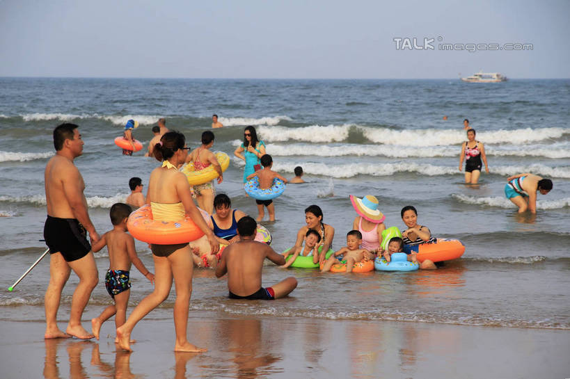 东方人,站,坐,横图,室外,白天,正面,度假,海浪,海洋,美景,沙滩,城市风光,城市,中国,亚洲,阴影,光线,沙子,影子,海岸,景观,浪花,沙地,许多人,黄种人,娱乐,山东,蓝色,蓝天,天空,阳光,海水,天,站着,一群人,享受,休闲,游玩,景色,放松,晴朗,浴场,海滨,海景,东亚,山东省,日照,万里无云,中华人民共和国,华东地区,鲁,日照市,顽耍,海滨浴场,男人,男性,年轻男性,年轻女性,女人,女性,亚洲人,大海,风浪,海,海水的波动,海滩,近岸浪,涌浪,晴空,晴空万里,玩耍,站立,坐着,半身,彩图,rzwdb1