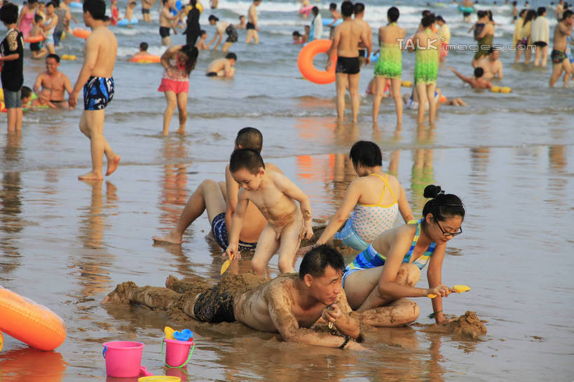 东方人,站,坐,横图,室外,白天,正面,度假,海浪,海洋,美景,沙滩,城市风光,城市,中国,亚洲,阴影,光线,沙子,影子,海岸,景观,浪花,沙地,许多人,黄种人,娱乐,山东,蓝色,蓝天,天空,阳光,海水,天,站着,一群人,享受,休闲,游玩,景色,放松,晴朗,浴场,海滨,海景,东亚,山东省,日照,万里无云,中华人民共和国,华东地区,鲁,日照市,顽耍,海滨浴场,男人,男性,年轻男性,年轻女性,女人,女性,亚洲人,大海,风浪,海,海水的波动,海滩,近岸浪,涌浪,晴空,晴空万里,玩耍,站立,坐着,半身,彩图,rzwdb1