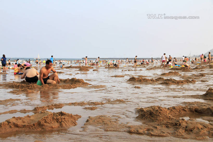 东方人,站,坐,横图,室外,白天,正面,度假,海浪,海洋,美景,沙滩,城市风光,城市,中国,亚洲,阴影,光线,沙子,影子,海岸,景观,浪花,沙地,许多人,黄种人,娱乐,山东,蓝色,蓝天,天空,阳光,海水,天,站着,一群人,享受,休闲,游玩,景色,放松,晴朗,浴场,海滨,海景,东亚,山东省,日照,万里无云,中华人民共和国,华东地区,鲁,日照市,顽耍,海滨浴场,男人,男性,年轻男性,年轻女性,女人,女性,亚洲人,大海,风浪,海,海水的波动,海滩,近岸浪,涌浪,晴空,晴空万里,玩耍,站立,坐着,半身,彩图,rzwdb1