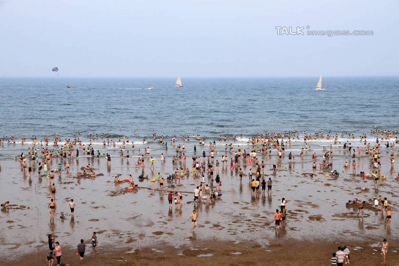 东方人,站,坐,横图,俯视,航拍,室外,白天,度假,海浪,海洋,美景,沙滩,城市风光,城市,中国,亚洲,阴影,光线,沙子,影子,海岸,景观,浪花,沙地,许多人,黄种人,娱乐,山东,蓝色,蓝天,天空,阳光,海水,天,站着,一群人,享受,休闲,游玩,景色,放松,晴朗,浴场,海滨,鸟瞰,海景,东亚,山东省,日照,万里无云,中华人民共和国,华东地区,鲁,日照市,顽耍,海滨浴场,男人,男性,年轻男性,年轻女性,女人,女性,亚洲人,大海,风浪,海,海水的波动,海滩,近岸浪,涌浪,晴空,晴空万里,玩耍,站立,坐着,半身,彩图,高角度拍摄,rzwdb1