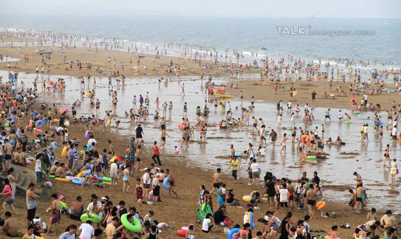 东方人,站,坐,横图,俯视,航拍,室外,白天,度假,海浪,海洋,美景,沙滩,城市风光,城市,中国,亚洲,阴影,光线,沙子,影子,海岸,景观,浪花,沙地,许多人,黄种人,娱乐,山东,蓝色,蓝天,天空,阳光,海水,天,站着,一群人,享受,休闲,游玩,景色,放松,晴朗,浴场,海滨,鸟瞰,海景,东亚,山东省,日照,万里无云,中华人民共和国,华东地区,鲁,日照市,顽耍,海滨浴场,男人,男性,年轻男性,年轻女性,女人,女性,亚洲人,大海,风浪,海,海水的波动,海滩,近岸浪,涌浪,晴空,晴空万里,玩耍,站立,坐着,半身,彩图,高角度拍摄,rzwdb1