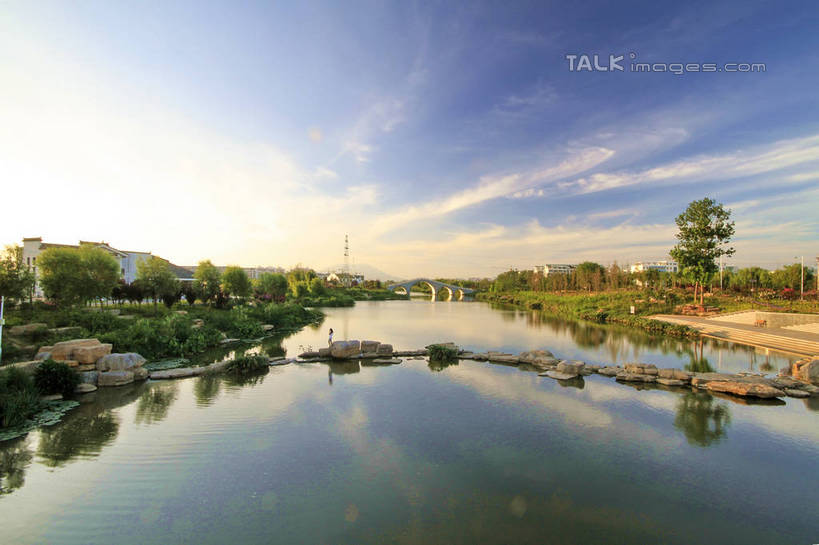 无人,公园,横图,室外,白天,正面,旅游,度假,草地,草坪,河流,石头,美景,水,植物,中国,亚洲,阴影,波纹,光线,石子,影子,河水,景观,水流,云,云朵,涟漪,云彩,娱乐,山东,草,树,树木,蓝色,绿色,白云,倒影,蓝天,水纹,天空,阳光,自然,波浪,天,享受,休闲,景色,放松,生长,晴朗,成长,倒映,自然风光,东亚,山东省,日照,中华人民共和国,华东地区,水晕,鲁,日照市,反照,香河公园,石块,岩石,晴空,彩图,rzwdb1