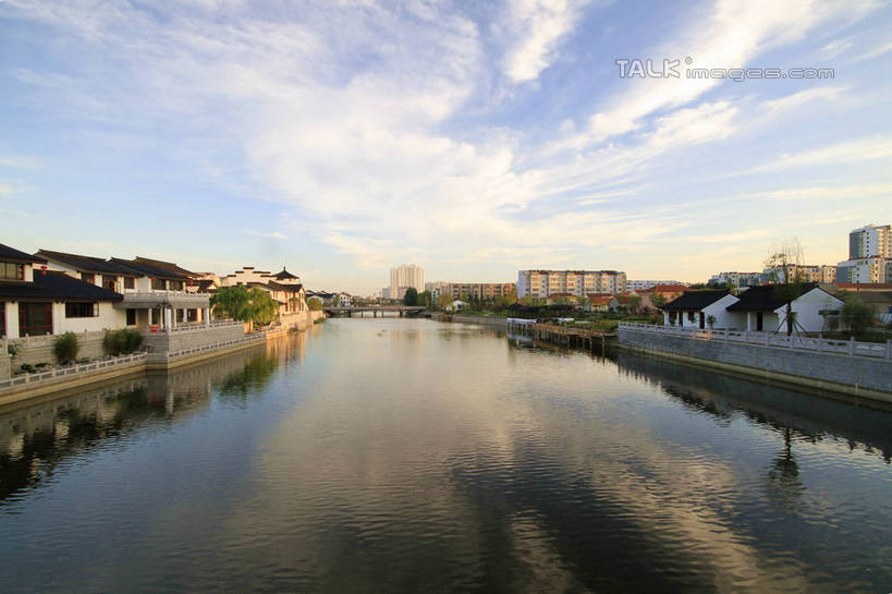 无人,公园,家,横图,室外,白天,正面,旅游,度假,河流,石头,美景,水,植物,中国,亚洲,阴影,波纹,光线,石子,影子,房屋,屋子,河水,景观,水流,云,云朵,公寓,桥,涟漪,云彩,娱乐,山东,石桥,洋房,楼房,拱桥,住宅,栈桥,树,树木,蓝色,绿色,白云,倒影,蓝天,水纹,天空,阳光,自然,波浪,天,享受,休闲,景色,放松,拱形,生长,晴朗,成长,人行桥,石拱桥,倒映,自然风光,东亚,山东省,日照,中华人民共和国,华东地区,水晕,鲁,日照市,反照,香河公园,石块,晴空,彩图,房子,rzwdb1