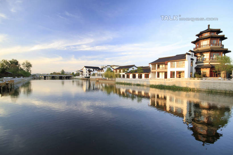 无人,公园,家,横图,室外,白天,正面,旅游,度假,河流,石头,美景,水,植物,中国,亚洲,阴影,波纹,光线,石子,影子,房屋,屋子,河水,景观,水流,云,云朵,公寓,桥,涟漪,云彩,娱乐,山东,石桥,洋房,楼房,拱桥,住宅,栈桥,树,树木,蓝色,绿色,白云,倒影,蓝天,水纹,天空,阳光,自然,波浪,天,享受,休闲,景色,放松,拱形,生长,晴朗,成长,人行桥,石拱桥,倒映,自然风光,东亚,山东省,日照,中华人民共和国,华东地区,水晕,鲁,日照市,反照,香河公园,石块,晴空,彩图,房子,rzwdb1