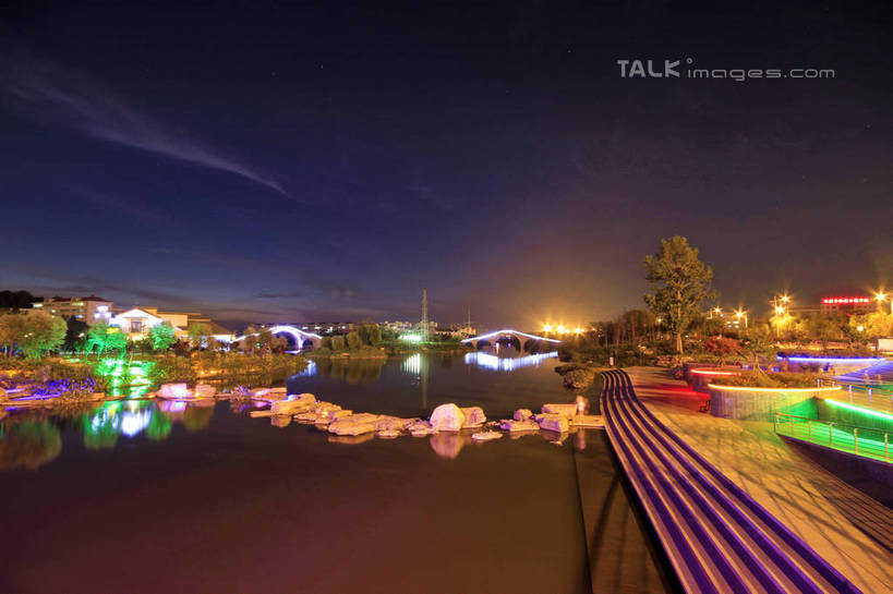 无人,公园,家,横图,彩色,室外,白天,正面,旅游,度假,河流,美景,日落,水,植物,楼梯,霓虹灯,中国,亚洲,阴影,波纹,光线,影子,房屋,阶梯,屋子,河水,景观,水流,晚霞,霞光,落日,灯光,七彩,涟漪,娱乐,光源,山东,楼房,霓虹,台阶,住宅,灯,树,树木,绿色,倒影,水纹,自然,黄昏,波浪,享受,休闲,景色,彩霞,放松,生长,成长,倒映,照明设备,自然风光,东亚,山东省,日照,中华人民共和国,华东地区,水晕,氖灯,鲁,日照市,夕照,反照,香河公园,夕阳,彩图,房子,斜阳,rzwdb1