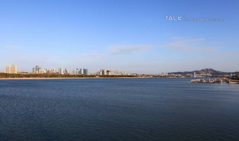 无人,家,高楼大厦,横图,全景,室外,白天,正面,度假,海浪,海洋,美景,天际线,城市风光,城市,大厦,建筑,摩天大楼,中国,亚洲,阴影,光线,影子,房屋,屋子,景观,浪花,云,云朵,公寓,云彩,娱乐,山东,洋房,楼房,住宅,蓝色,白云,蓝天,天空,阳光,海水,楼宇,天,享受,休闲,景色,放松,晴朗,海景,东亚,山东省,日照,中华人民共和国,华东地区,鲁,日照市,大海,风浪,海,海水的波动,近岸浪,涌浪,晴空,彩图,房子,大楼,高层建筑,高楼,摩天楼,rzwdb1