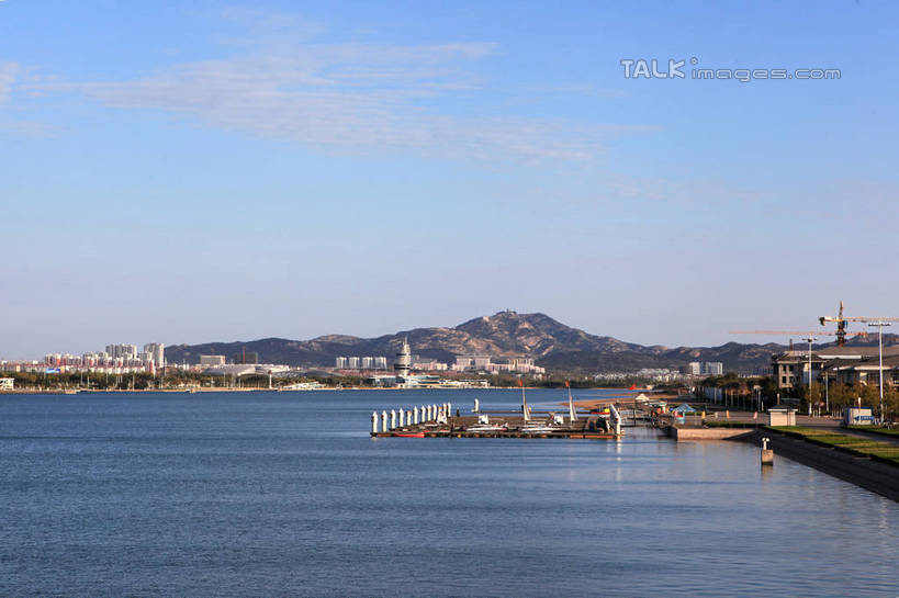 无人,家,高楼大厦,横图,全景,室外,白天,正面,度假,海浪,海洋,石头,美景,山,山脉,天际线,城市风光,城市,大厦,建筑,摩天大楼,中国,亚洲,阴影,光线,石子,影子,房屋,屋子,景观,浪花,山峰,云,云朵,公寓,山峦,云彩,娱乐,山东,洋房,楼房,住宅,蓝色,白云,蓝天,天空,阳光,海水,楼宇,群山,天,享受,休闲,景色,放松,晴朗,海景,东亚,山东省,日照,中华人民共和国,华东地区,鲁,日照市,大海,风浪,海,海水的波动,近岸浪,石块,岩石,涌浪,晴空,彩图,房子,大楼,高层建筑,高楼,摩天楼,rzwdb1