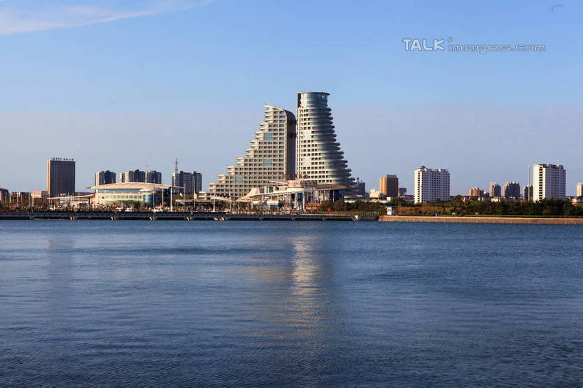 无人,家,高楼大厦,横图,全景,室外,白天,正面,度假,海浪,海洋,美景,天际线,植物,城市风光,城市,大厦,建筑,摩天大楼,中国,亚洲,阴影,光线,影子,房屋,屋子,景观,浪花,云,云朵,公寓,云彩,娱乐,山东,洋房,楼房,住宅,树,树木,蓝色,绿色,白云,蓝天,天空,阳光,自然,海水,楼宇,天,享受,休闲,景色,放松,生长,晴朗,成长,海景,东亚,山东省,日照,中华人民共和国,华东地区,鲁,日照市,大海,风浪,海,海水的波动,近岸浪,涌浪,晴空,彩图,房子,大楼,高层建筑,高楼,摩天楼,rzwdb1