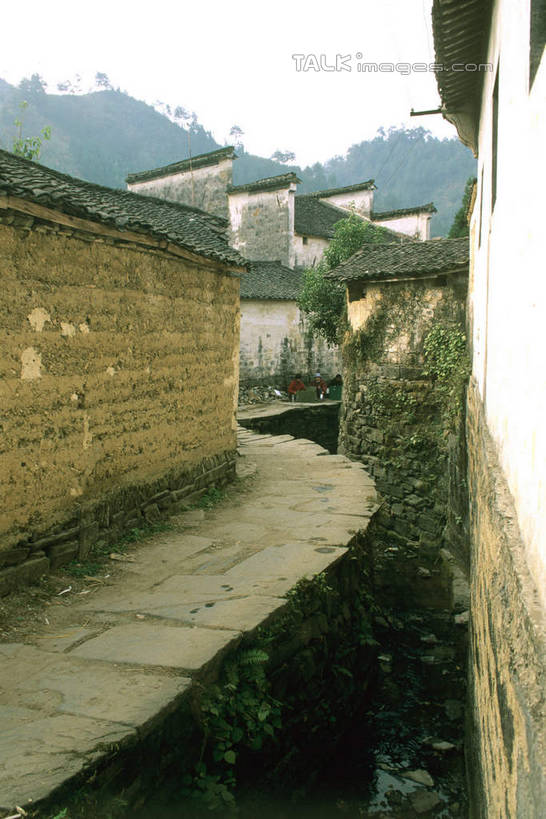 无人,家,横图,室外,白天,正面,旅游,度假,黄山,名胜古迹,植物,标志建筑,地标,建筑,宏村,中国,亚洲,遗迹,房屋,墙,屋子,古迹,文物,娱乐,建设,古建筑,楼房,墙壁,墙面,住宅,树,树木,绿色,天空,自然,天,享受,休闲,旅游胜地,放松,生长,成长,古文明,东亚,安徽,安徽省,黄山市,黟县,中华人民共和国,华东地区,皖,彩图,房子,shcm1