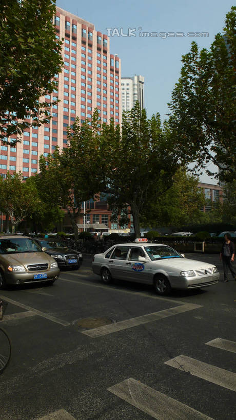 无人,高楼大厦,竖图,室外,白天,仰视,度假,美景,植物,城市风光,城市,大厦,道路,建筑,路,摩天大楼,人行横道,公路,汽车,上海,中国,亚洲,阴影,光线,影子,景观,人行道,分界线,停车线,交通,娱乐,建设,车,树,树木,蓝色,绿色,蓝天,天空,阳光,自然,交通工具,轿车,天,享受,休闲,景色,放松,生长,晴朗,成长,车行道,车行道分界线,申,载具,标线,人行横道线,东亚,车行线,静安区,延安中路,乌鲁木齐中路,上海市,万里无云,中华人民共和国,沪,华东地区,晴空,晴空万里,斑马线,马路,彩图,低角度拍摄,大楼,高层建筑,高楼,摩天楼,shcm1