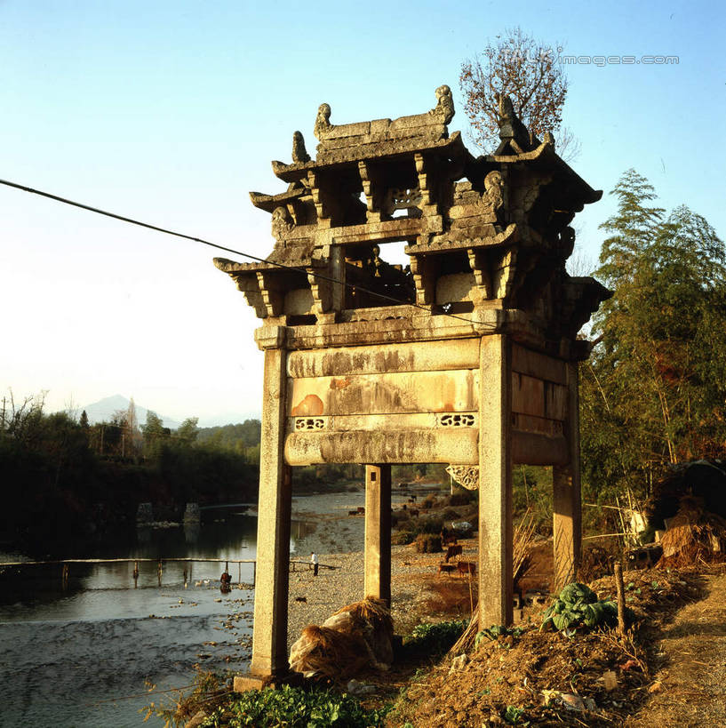 无人,横图,室外,白天,正面,旅游,度假,黄山,石头,名胜古迹,植物,标志建筑,地标,建筑,中国,亚洲,阴影,遗迹,光线,石子,影子,牌坊,牌楼,古迹,文化,文物,娱乐,建设,古建筑,废墟,树,树木,蓝色,绿色,蓝天,天空,阳光,自然,天,享受,休闲,旅游胜地,放松,生长,晴朗,成长,纪念,祭祀,表彰,荣誉,古文明,东亚,安徽,安徽省,黄山市,歙县,许村,万里无云,中华人民共和国,华东地区,荣耀,皖,石块,岩石,晴空,晴空万里,彩图,传统文化,shcm1