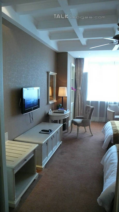 无人,横图,室内,白天,正面,旅游,度假,窗户,窗帘,床,柜子,桌面,桌子,标志建筑,地标,建筑,酒店,电视,上海,中国,亚洲,环保,装饰,墙,床单,梳妆台,娱乐,被子,建设,玻璃窗,墙壁,墙面,绿色,帘子,床头柜,液晶电视,享受,休闲,遮阳,旅游胜地,放松,清晰,单人床,泰晤士小镇,轻薄,能源,化妆台,华丽,修饰,回收,点缀,申,资源,被单,储存,彩电,利用,便携,低碳,东亚,循环,上海立诗顿酒店,松江区,上海市,松江新城,中华人民共和国,沪,华东地区,衬托,美观,雅致,雅观,彩色电视机,持续,储备,蕴藏,贮备,电视机,彩图,旅店,贮存,高清,shcm1