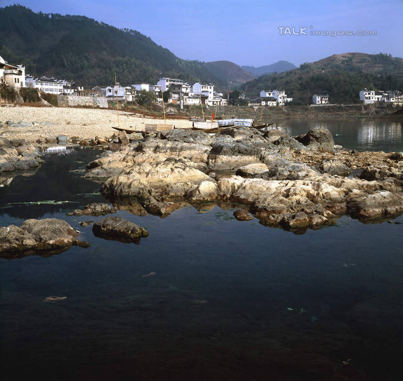 无人,家,竖图,室外,白天,正面,旅游,度假,黄山,河流,石头,美景,森林,山,山脉,树林,水,植物,中国,亚洲,阴影,光线,石子,影子,房屋,屋子,河水,景观,山峰,水流,山峦,娱乐,楼房,住宅,树,树木,蓝色,绿色,蓝天,天空,阳光,自然,群山,天,享受,休闲,景色,放松,生长,晴朗,成长,自然风光,东亚,安徽,安徽省,黄山市,歙县,渔梁坝,万里无云,中华人民共和国,华东地区,皖,石块,岩石,晴空,晴空万里,彩图,房子,渔梁镇,shcm1