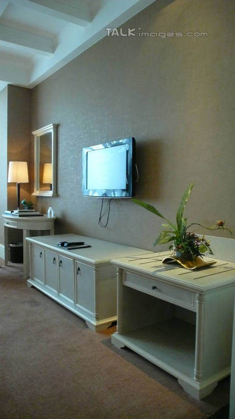 无人,竖图,室内,白天,正面,旅游,度假,植物,柜子,台灯,标志建筑,地标,建筑,酒店,电视,照明,上海,中国,亚洲,阴影,环保,光线,盆栽,影子,墙,灯光,盆景,娱乐,建设,墙壁,墙面,灯,绿色,自然,床头柜,灯具,液晶电视,享受,休闲,旅游胜地,放松,清晰,泰晤士小镇,轻薄,生长,能源,成长,照亮,回收,申,资源,照明设备,储存,彩电,利用,便携,低碳,东亚,循环,上海立诗顿酒店,松江区,上海市,松江新城,中华人民共和国,沪,华东地区,彩色电视机,持续,储备,蕴藏,贮备,电视机,彩图,旅店,贮存,高清,shcm1