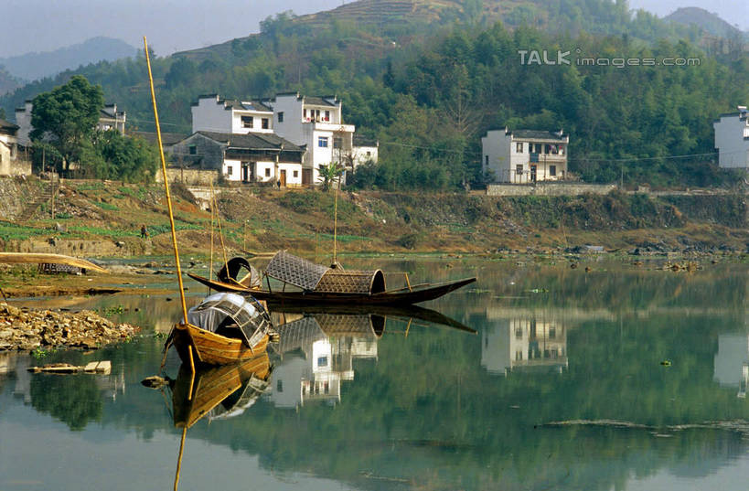无人,家,横图,室外,白天,正面,旅游,度假,湖,湖泊,黄山,美景,森林,山,山脉,树林,水,植物,船,中国,亚洲,停靠,波纹,房屋,屋子,湖面,景观,山峰,水流,水面,涟漪,山峦,两艘,娱乐,楼房,住宅,树,树木,绿色,倒影,水纹,天空,自然,交通工具,波浪,湖水,群山,天,享受,休闲,景色,放松,生长,成长,倒映,舟,停泊,自然风光,载具,东亚,安徽,安徽省,黄山市,歙县,渔梁坝,乌篷船,中华人民共和国,华东地区,水晕,皖,反照,彩图,房子,渔梁镇,shcm1