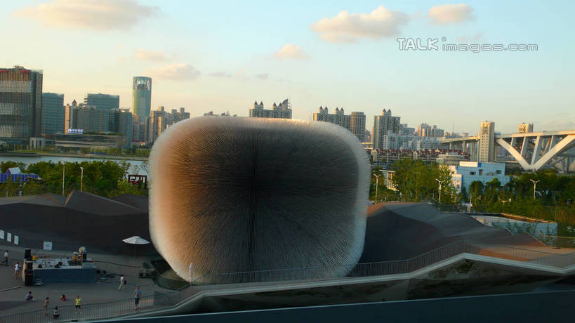 东方人,高楼大厦,走,竖图,室外,白天,正面,度假,美景,植物,城市风光,标志建筑,城市,大厦,地标,建筑,摩天大楼,上海,中国,亚洲,行人,游客,游人,阴影,服装,光线,影子,景观,云,云朵,许多人,云彩,休闲装,黄种人,娱乐,建设,路人,旅客,树,树木,衣服,蓝色,绿色,白云,蓝天,天空,阳光,自然,天,一群人,享受,休闲,休闲服,上海世博馆,世博馆,英国馆,上海世博会,世博,世博会,景色,放松,服饰,生长,晴朗,成长,申,东亚,世博园,上海市,中华人民共和国,沪,华东地区,过客,种子圣殿,男人,男性,年轻男性,年轻女性,女人,女性,亚洲人,晴空,步行,散步,走路,彩图,全身,大楼,高层建筑,高楼,摩天楼,shcm1