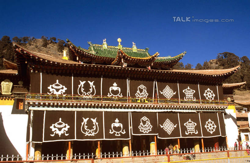 无人,横图,室外,白天,仰视,旅游,度假,名胜古迹,植物,标志建筑,地标,建筑,中国,亚洲,阴影,遗迹,光线,瓦片,影子,墙,屋顶,顶棚,瓦,古迹,文物,娱乐,建设,古建筑,墙壁,墙面,树,树木,蓝色,绿色,蓝天,天空,阳光,自然,天,享受,休闲,旅游胜地,放松,建造,生长,晴朗,成长,古文明,东亚,屋瓦,甘肃,甘肃省,碌曲县,郎木寺,郎木寺镇,万里无云,中华人民共和国,西北地区,甘,郎木寺乡,晴空,晴空万里,彩图,低角度拍摄,shcm1