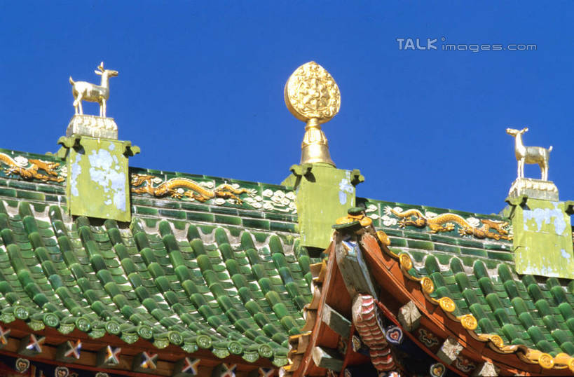 无人,横图,室外,白天,仰视,旅游,度假,名胜古迹,标志建筑,地标,建筑,雕塑,中国,亚洲,阴影,遗迹,艺术,装饰,光线,雕刻,雕像,瓦片,影子,屋顶,顶棚,瓦,古迹,文物,娱乐,建设,古建筑,蓝色,蓝天,天空,阳光,工艺品,天,享受,休闲,旅游胜地,放松,建造,晴朗,纪念,美术,主题,陈列,古文明,东亚,屋瓦,甘肃,甘肃省,碌曲县,郎木寺,郎木寺镇,万里无云,中华人民共和国,功能,美学,西北地区,甘,郎木寺乡,晴空,晴空万里,彩图,低角度拍摄,shcm1