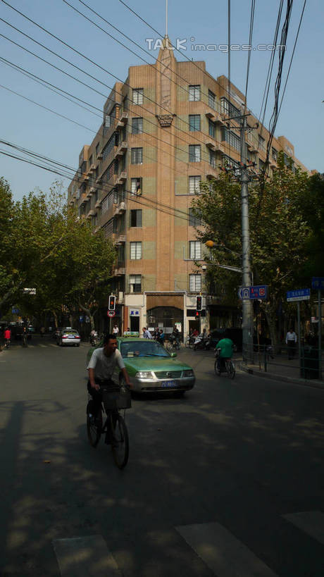 东方人,家,坐,横图,室外,白天,仰视,旅游,度假,美景,植物,城市风光,城市,道路,建筑,路,公路,出租车,自行车,汽车,上海,中国,亚洲,阴影,服装,电力,光线,电线,电线杆,线,影子,房屋,屋子,景观,公寓,电能,交通,许多人,线路,休闲装,黄种人,娱乐,建设,洋房,楼房,住宅,车,脚踏车,树,树木,骑,衣服,蓝色,绿色,蓝天,天空,阳光,自然,交通工具,轿车,天,一群人,骑车,享受,休闲,休闲服,景色,放松,服饰,生长,晴朗,成长,电,淮海路,电源,申,载具,的士,能量,计程车,黄浦区,东亚,淮海中路,淮海坊,徐汇区,上海市,万里无云,中华人民共和国,沪,华东地区,男人,男性,年轻男性,年轻女性,女人,女性,亚洲人,晴空,晴空万里,马路,坐着,彩图,低角度拍摄,全身,房子,茂名南路,南昌路,shcm1