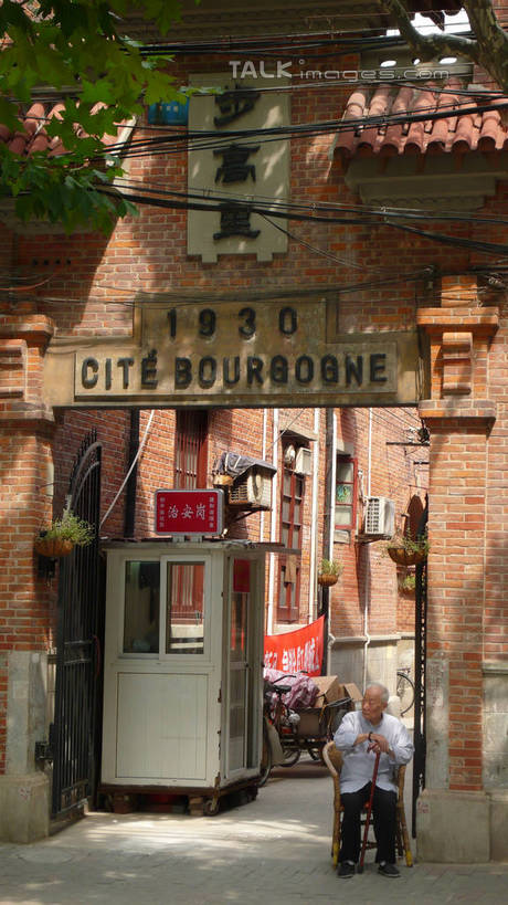 东方人,一个人,家,坐,横图,室外,白天,正面,旅游,度假,美景,植物,城市风光,标志建筑,城市,道路,地标,建筑,路,上海,中国,亚洲,仅一个男性,仅一个人,阴影,服装,光线,英文,标志,数字,文字,影子,字符,字母,房屋,墙,屋子,景观,公寓,小路,交通,休闲装,黄种人,娱乐,标识,建设,洋房,楼房,墙壁,墙面,住宅,树,树木,衣服,绿色,阳光,自然,仅一个老年男性,享受,休闲,休闲服,汉字,景色,放松,阿拉伯数字,服饰,生长,成长,陕西南路,英文字母,申,中文,卢湾区,东亚,步高里,上海市,中华人民共和国,沪,华东地区,国文,华文,老年男性,男人,男性,亚洲人,坐着,彩图,全身,房子,建国西路,shcm1