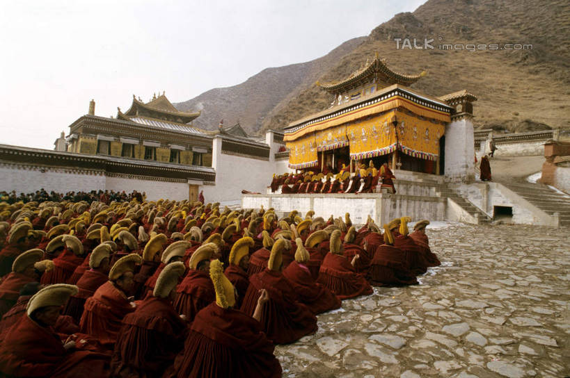 东方人,和尚,寺庙,坐,竖图,室外,白天,正面,民族服装,旅游,度假,名胜古迹,山,山脉,标志建筑,地标,建筑,中国,亚洲,服装,节日,遗迹,山峰,山峦,许多人,燃烧,黄种人,古迹,文化,文物,娱乐,建设,古建筑,衣服,香火,庙宇,群山,祈祷,一群人,享受,休闲,健康,旅游胜地,放松,许愿,宗教,服饰,信仰,纪念,祈求,衣着,穿着,古文明,东亚,甘肃,甘肃省,夏河县,拉卜楞寺,中华人民共和国,西北地区,甘,衣饰,夏河,平安,男人,男性,年轻男性,中年男性,亚洲人,比丘,高僧,僧,僧侣,僧人,沙弥,修行僧,坐着,半身,彩图,传统服装,民俗服,庙,寺,shcm1