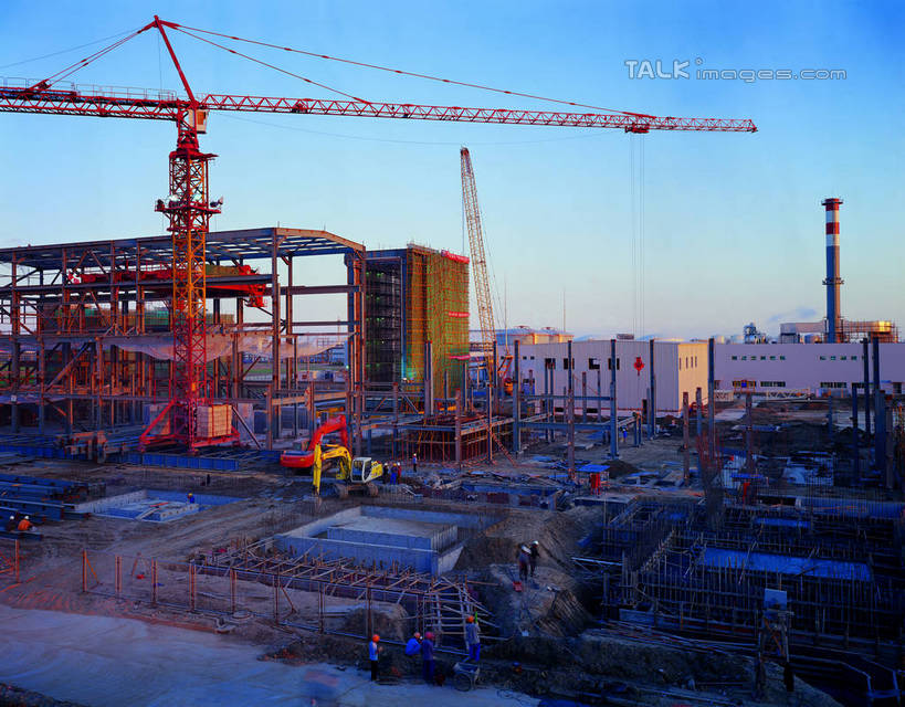 无人,竖图,室外,白天,正面,度假,技术,美景,城市风光,城市,建筑,汽车,阴影,光线,影子,支架,景观,娱乐,设备,架子,脚手架,车,施工,蓝色,蓝天,天空,阳光,建筑工地,交通工具,天,享受,休闲,机械,起重机,工程车,景色,放松,晴朗,支撑,挖掘机,固定,工程,载具,挖土机,万里无云,地盘,建筑地盘,施工地盘,交通运输,农用机械,晴空,晴空万里,彩图,工地,稳固,shcm1