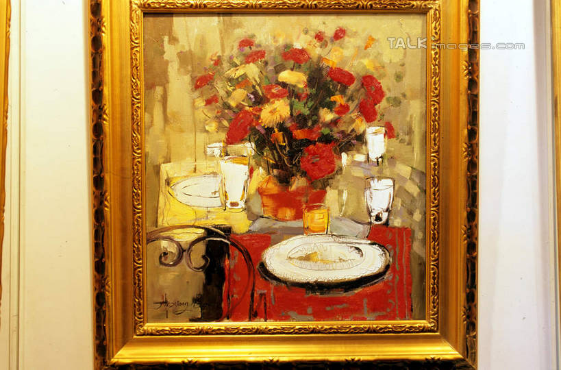无人,横图,室内,特写,白天,正面,绘画,餐桌,桌子,静物,餐具,花瓶,相框,油画,艺术,盛开,布料,碟子,盘,古典,花蕾,布纹,文化,玻璃制品,桌布,花,花瓣,花朵,鲜花,红色,盘子,玻璃瓶,餐巾,瓶子,工艺品,碟,台布,花苞,花蕊,品味,餐台,美术,高雅,一幅,美学,餐桌布,彩图,shcm1
