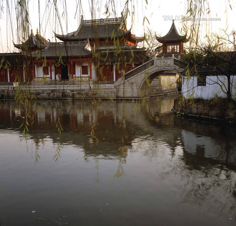 无人,寺庙,横图,室外,白天,正面,旅游,度假,石头,名胜古迹,标志建筑,地标,建筑,中国,亚洲,阴影,波纹,节日,遗迹,光线,石子,影子,池塘,水池,桥,涟漪,燃烧,古迹,文化,文物,娱乐,建设,古建筑,江苏,石桥,拱桥,栈桥,蓝色,倒影,蓝天,水纹,天空,阳光,香火,庙宇,波浪,天,祈祷,享受,休闲,健康,旅游胜地,放松,许愿,宗教,信仰,拱形,晴朗,纪念,人行桥,石拱桥,祈求,倒映,古文明,东亚,江苏省,锦溪,昆山,昆山市,万里无云,中华人民共和国,华东地区,苏,水晕,反照,鹿城,平安,石块,晴空,晴空万里,彩图,庙,寺,锦溪镇,shcm1