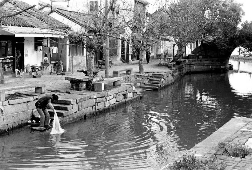 东方人,一个人,家,站,横图,黑白,室外,白天,正面,旅游,度假,河流,石头,名胜古迹,水,植物,标志建筑,地标,建筑,中国,亚洲,仅一个年轻女性,仅一个女性,仅一个人,弯腰,握,波纹,服装,遗迹,石子,房屋,屋子,河水,水流,桥,涟漪,拿,拿着,黄种人,古迹,文物,娱乐,建设,古建筑,江苏,石桥,楼房,拱桥,住宅,栈桥,树,树木,衣服,倒影,水纹,自然,波浪,站着,享受,休闲,旅游胜地,放松,握着,服饰,拱形,生长,成长,人行桥,石拱桥,倒映,衣着,穿着,古文明,东亚,江苏省,锦溪,昆山,昆山市,中华人民共和国,华东地区,苏,水晕,弯身,衣饰,反照,鹿城,年轻女性,女人,女性,亚洲人,石块,站立,全身,房子,锦溪镇,shcm1