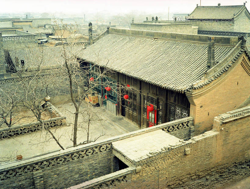 无人,家,横图,俯视,室外,白天,旅游,度假,名胜古迹,植物,标志建筑,地标,建筑,照明,平遥,中国,亚洲,吊挂,悬挂,遗迹,灯笼,瓦片,纸灯笼,房屋,墙,屋顶,屋子,挂,顶棚,瓦,古迹,文物,娱乐,建设,古建筑,楼房,墙壁,墙面,住宅,树,树木,红色,绿色,天空,自然,灯具,天,享受,休闲,旅游胜地,放松,建造,生长,成长,照亮,照明设备,古文明,东亚,屋瓦,山西,山西省,中华人民共和国,华北地区,晋,晋中,晋中市,平遥县,彩图,高角度拍摄,房子,shcm1