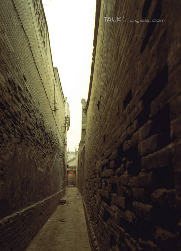 无人,家,竖图,室外,白天,仰视,旅游,度假,名胜古迹,标志建筑,道路,地标,建筑,路,平遥,中国,亚洲,遗迹,房屋,墙,屋子,小路,交通,古迹,文物,娱乐,建设,古建筑,楼房,墙壁,墙面,住宅,天空,天,享受,休闲,旅游胜地,放松,古文明,东亚,山西,山西省,中华人民共和国,华北地区,晋,晋中,晋中市,平遥县,彩图,低角度拍摄,房子,shcm1