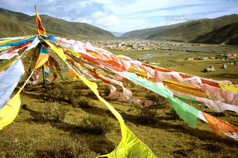 无人,横图,室外,白天,正面,旅游,度假,石头,美景,山,山脉,植物,旗帜,中国,亚洲,阴影,枯萎,光线,石子,影子,景观,山峰,云,云朵,枯草,山峦,云彩,娱乐,旗子,经幡,草,黄色,蓝色,白云,蓝天,天空,阳光,自然,群山,天,享受,休闲,景色,放松,晴朗,自然风光,东亚,青海,青海省,久治县,风马旗,中华人民共和国,旌旗,旗号,西北地区,青,果洛,果洛州,果洛藏族自治州,石块,岩石,晴空,彩图,shcm1