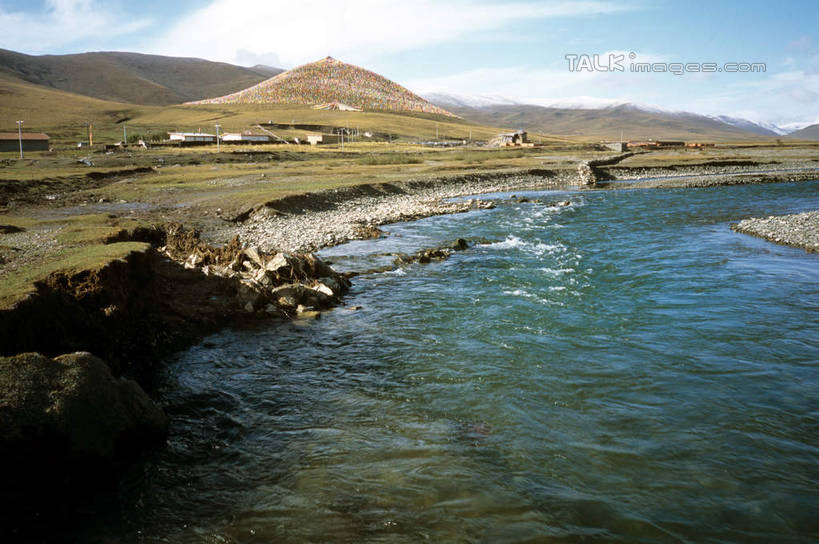 无人,横图,俯视,室外,白天,旅游,度假,河流,石头,美景,山,山脉,水,中国,亚洲,阴影,波纹,光线,石子,影子,河水,景观,山峰,水流,云,云朵,涟漪,山峦,云彩,娱乐,蓝色,白云,倒影,蓝天,水纹,天空,阳光,自然,波浪,群山,天,享受,休闲,景色,放松,晴朗,倒映,自然风光,东亚,青海,青海省,久治县,中华人民共和国,水晕,西北地区,青,果洛,果洛州,果洛藏族自治州,反照,石块,岩石,晴空,彩图,高角度拍摄,shcm1