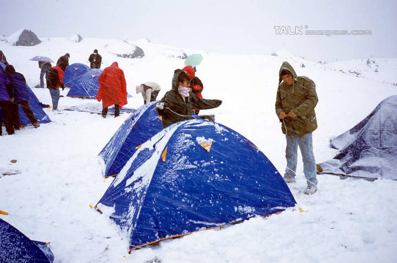 东方人,站,横图,室外,白天,正面,旅游,度假,美景,山,雪,雪山,大雪,中国,亚洲,行人,游客,游人,服装,帐篷,冰,积雪,景观,山峰,雪景,冬季,冬天,山峦,许多人,休闲装,黄种人,娱乐,路人,旅客,衣服,自然,站着,一群人,享受,休闲,休闲服,景色,放松,寒冷,服饰,冰冷,自然风光,露营,野营,东亚,青海,青海省,久治县,宿营,中华人民共和国,严寒,冰凉,酷寒,凛冽,凛凛,极冷,西北地区,青,果洛,果洛州,果洛藏族自治州,过客,男人,男性,年轻男性,年轻女性,女人,女性,亚洲人,站立,彩图,全身,shcm1
