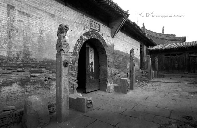 无人,家,横图,黑白,室外,白天,正面,旅游,度假,名胜古迹,门,标志建筑,地标,建筑,雕塑,平遥,中国,亚洲,遗迹,艺术,装饰,雕刻,雕像,房屋,墙,屋子,拱门,古迹,文物,娱乐,建设,古建筑,楼房,石雕,墙壁,墙面,住宅,工艺品,门框,享受,休闲,旅游胜地,放松,纪念,美术,主题,陈列,古文明,东亚,山西,山西省,中华人民共和国,华北地区,功能,美学,晋,晋中,晋中市,平遥县,房子,shcm1