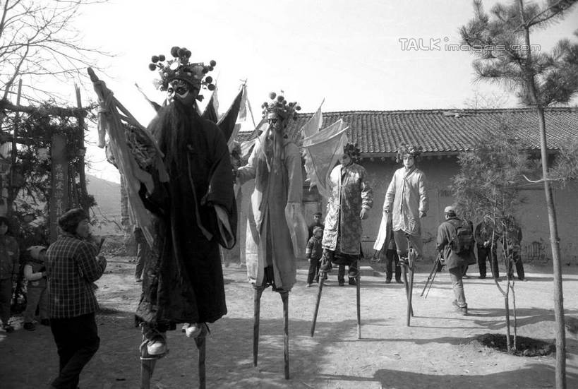 东方人,家,站,走,横图,黑白,室外,白天,正面,旅游,度假,美景,中国,亚洲,表演,阴影,服装,艺术,民俗,光线,影子,房屋,屋子,景观,许多人,黄种人,文化,娱乐,楼房,住宅,衣服,天空,阳光,自然,天,站着,一群人,享受,休闲,景色,放松,服饰,衣着,穿着,中国文化,自然风光,表演服,演出服,京剧,东亚,高跷,缚柴脚,踏高跷,踩高跷,陕西,陕西省,戏曲,国粹,陇县,宝鸡市,中华人民共和国,西北地区,陕,宝鸡,衣饰,道具服,男人,男性,年轻男性,年轻女性,女人,女性,亚洲人,步行,散步,站立,走路,半身,房子,国剧,京戏,平剧,中国戏曲,传统文化,shcm1
