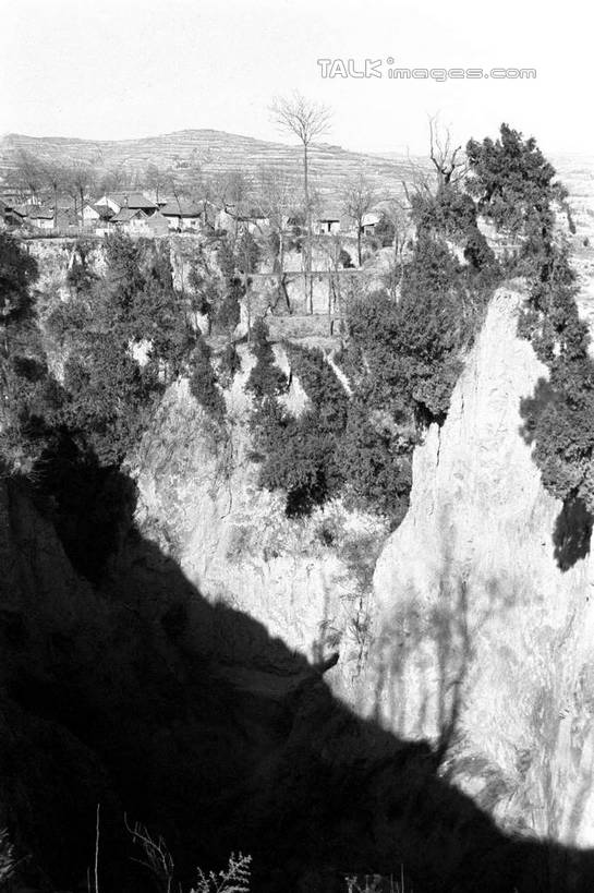 无人,家,竖图,俯视,黑白,室外,白天,旅游,度假,石头,美景,山,山脉,植物,中国,亚洲,石子,房屋,屋子,景观,山峰,山峦,娱乐,楼房,住宅,树,树木,天空,自然,群山,天,享受,休闲,景色,放松,生长,成长,自然风光,东亚,陕西,陕西省,陇县,宝鸡市,中华人民共和国,西北地区,陕,宝鸡,石块,岩石,高角度拍摄,房子,shcm1