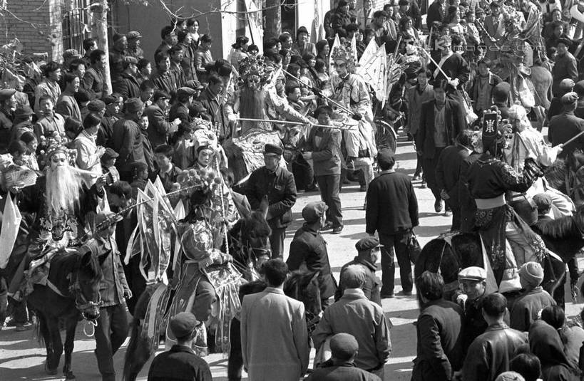 东方人,走,横图,俯视,黑白,室外,白天,度假,美景,城市风光,城市,中国,亚洲,行人,游客,游人,阴影,服装,光线,影子,景观,许多人,休闲装,黄种人,娱乐,路人,旅客,衣服,阳光,一群人,享受,休闲,休闲服,景色,放松,服饰,东亚,陕西,陕西省,陇县,宝鸡市,中华人民共和国,西北地区,陕,宝鸡,过客,男人,男性,年轻男性,年轻女性,女人,女性,亚洲人,步行,散步,走路,半身,高角度拍摄,shcm1