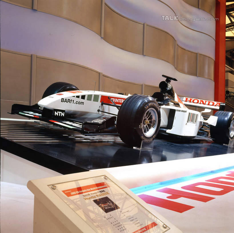 无人,横图,室内,白天,正面,赛车,一辆,阴影,光线,英文,标志,文字,影子,字符,字母,墙,灯光,标识,墙壁,墙面,车,白色,黑色,轮胎,交通工具,展示,橡胶,展览,车展,英文字母,载具,一级方程式,橡胶制品,车胎,一级方程式赛车,彩图,外胎,世界一级方程式锦标赛,f1赛车,汽车展览,shcm1