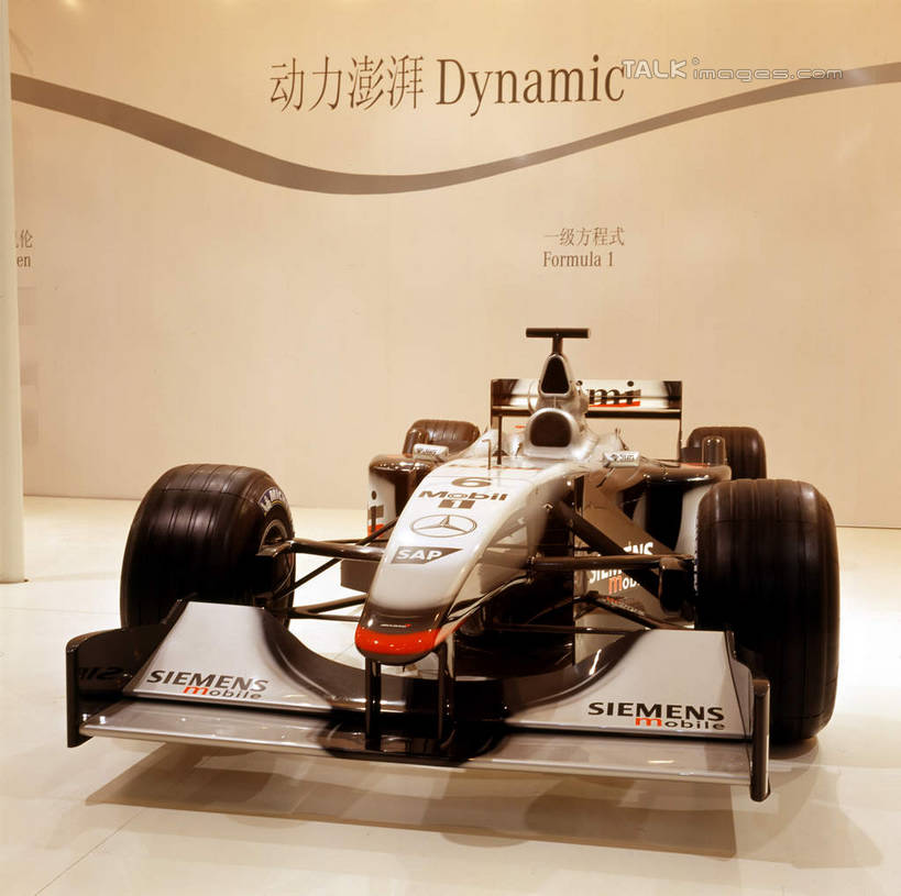 无人,横图,室内,白天,正面,赛车,一辆,阴影,光线,英文,标志,文字,影子,字符,字母,墙,灯光,标识,墙壁,墙面,车,白色,黑色,轮胎,交通工具,展示,橡胶,展览,车展,英文字母,载具,一级方程式,橡胶制品,车胎,一级方程式赛车,彩图,外胎,世界一级方程式锦标赛,f1赛车,汽车展览,shcm1