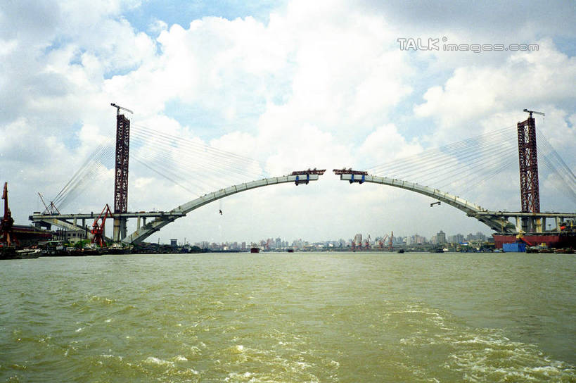 无人,高楼大厦,横图,室外,白天,正面,度假,河流,美景,水,城市风光,标志建筑,城市,大桥,大厦,地标,建筑,立交桥,摩天大楼,桥梁,上海,中国,亚洲,阴影,光线,影子,河水,景观,水流,云,云朵,高架,斜拉桥,桥,云彩,娱乐,建设,黄浦江,浦东,蓝色,白云,蓝天,天空,阳光,天,享受,休闲,卢浦大桥,景色,放松,晴朗,申,浦西,东亚,上海市,中华人民共和国,沪,华东地区,晴空,彩图,大楼,高层建筑,高楼,摩天楼,shcm1