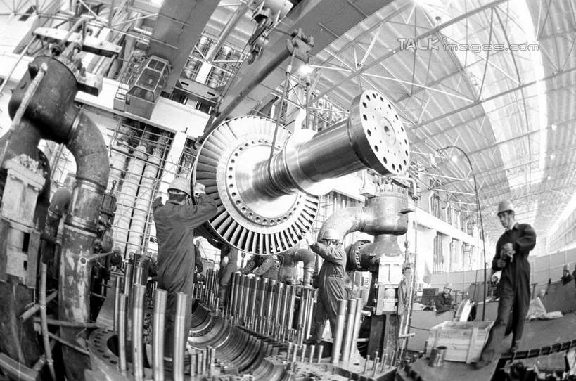 东方人,一个人,工厂,站,横图,黑白,室内,白天,仰视,工作服,制服,机器,帽子,亚洲,仅一个男性,仅一个人,握,服装,头盔,拿,拿着,注视,黄种人,工人,仅一个年轻男性,衣服,安全帽,观察,看,站着,机械,握着,服饰,观看,察看,衣着,穿着,关注,汽轮机,工作制服,衣饰,男人,男性,年轻男性,亚洲人,员工,站立,半身,低角度拍摄,工作套服,工地,制造厂,机械工人,匠人,劳动者,体力工,动力机械,蒸汽透平,shcm1