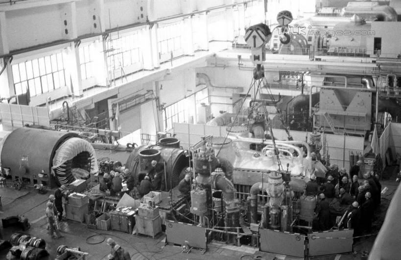 东方人,伙伴,朋友,工厂,站,横图,俯视,黑白,室内,白天,工作服,制服,友谊,合作,团队,机器,帽子,亚洲,握,服装,头盔,许多人,拿,拿着,注视,黄种人,工人,衣服,安全帽,观察,看,站着,一群人,机械,战略,握着,服饰,观看,察看,衣着,穿着,关注,汽轮机,联合,合谋,工作制服,衣饰,配合,协作,男人,男性,年轻男性,亚洲人,员工,站立,半身,高角度拍摄,工作套服,工地,制造厂,机械工人,匠人,劳动者,体力工,动力机械,蒸汽透平,shcm1