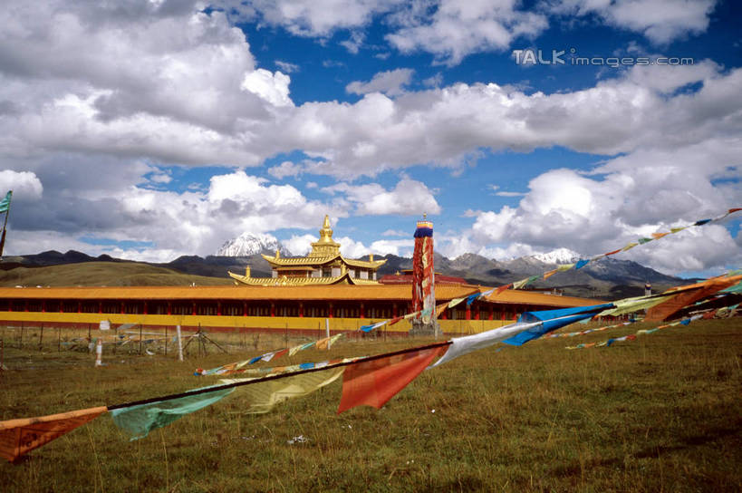 无人,寺庙,横图,室外,白天,正面,旅游,度假,草地,草坪,名胜古迹,植物,标志建筑,地标,建筑,旗帜,中国,亚洲,阴影,节日,遗迹,光线,影子,云,云朵,燃烧,云彩,古迹,文化,文物,娱乐,旗子,建设,古建筑,草,蓝色,绿色,白云,蓝天,天空,阳光,香火,庙宇,天,祈祷,享受,休闲,健康,旅游胜地,放松,许愿,宗教,信仰,四川省,晴朗,纪念,祈求,古文明,东亚,四川,康定,甘孜藏族自治州,康定县,塔公寺,中华人民共和国,西南地区,川,甘孜,甘孜州,旌旗,旗号,平安,晴空,彩图,庙,寺,塔公镇,shcm1