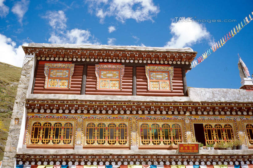 无人,寺庙,横图,室外,白天,仰视,旅游,度假,名胜古迹,标志建筑,地标,建筑,旗帜,中国,亚洲,阴影,节日,遗迹,光线,影子,墙,云,云朵,燃烧,云彩,古迹,文化,文物,娱乐,旗子,建设,古建筑,墙壁,墙面,蓝色,白云,蓝天,天空,阳光,香火,庙宇,天,祈祷,享受,休闲,健康,旅游胜地,放松,许愿,宗教,信仰,四川省,晴朗,纪念,祈求,古文明,东亚,四川,康定,甘孜藏族自治州,康定县,塔公寺,中华人民共和国,西南地区,川,甘孜,甘孜州,旌旗,旗号,平安,晴空,彩图,低角度拍摄,庙,寺,塔公镇,shcm1