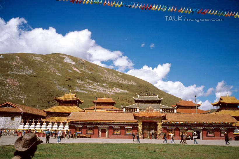 东方人,寺庙,走,横图,室外,白天,正面,旅游,度假,草地,草坪,名胜古迹,植物,标志建筑,地标,建筑,旗帜,中国,亚洲,行人,游客,游人,阴影,服装,节日,遗迹,光线,影子,云,云朵,许多人,燃烧,云彩,休闲装,黄种人,古迹,文化,文物,娱乐,旗子,建设,古建筑,路人,旅客,草,衣服,蓝色,绿色,白云,蓝天,天空,阳光,香火,庙宇,天,祈祷,一群人,享受,休闲,健康,休闲服,旅游胜地,放松,许愿,宗教,服饰,信仰,四川省,晴朗,纪念,祈求,古文明,东亚,四川,康定,甘孜藏族自治州,康定县,塔公寺,中华人民共和国,西南地区,川,甘孜,甘孜州,旌旗,旗号,过客,平安,男人,男性,年轻男性,年轻女性,女人,女性,亚洲人,晴空,步行,散步,走路,半身,彩图,庙,寺,塔公镇,shcm1