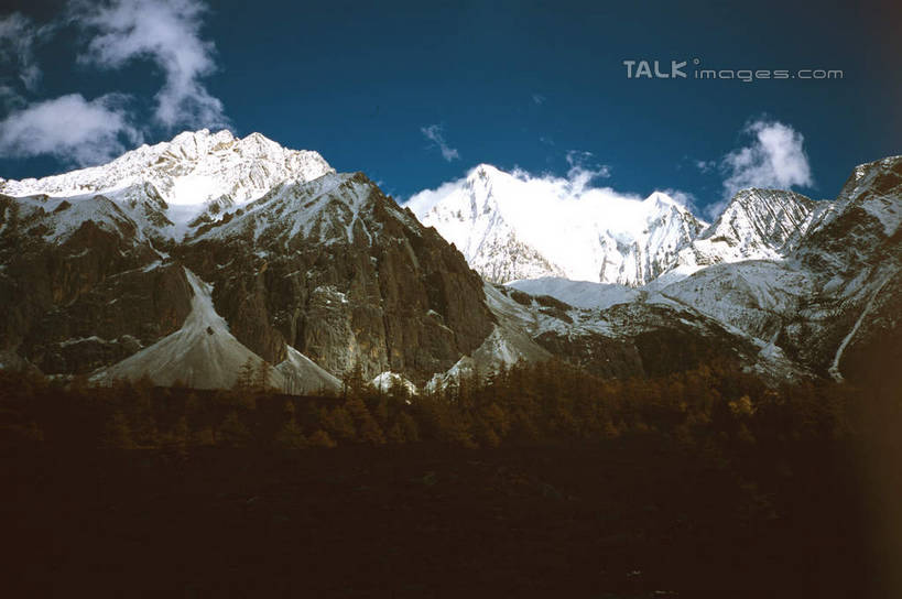 无人,横图,室外,白天,正面,旅游,度假,石头,美景,山,雪,雪山,植物,大雪,中国,亚洲,阴影,光线,石子,影子,冰,积雪,景观,山顶,山峰,雪景,云,云朵,冬季,冬天,山峦,云彩,娱乐,树,树木,蓝色,绿色,白云,蓝天,天空,阳光,自然,天,享受,休闲,景色,放松,寒冷,四川省,生长,晴朗,成长,冰冷,自然风光,东亚,四川,稻城,亚丁,甘孜藏族自治州,中华人民共和国,西南地区,严寒,川,甘孜,甘孜州,冰凉,酷寒,凛冽,凛凛,极冷,颠峰,极峰,石块,岩石,晴空,彩图,稻城县,稻城亚丁,亚丁风景区,shcm1